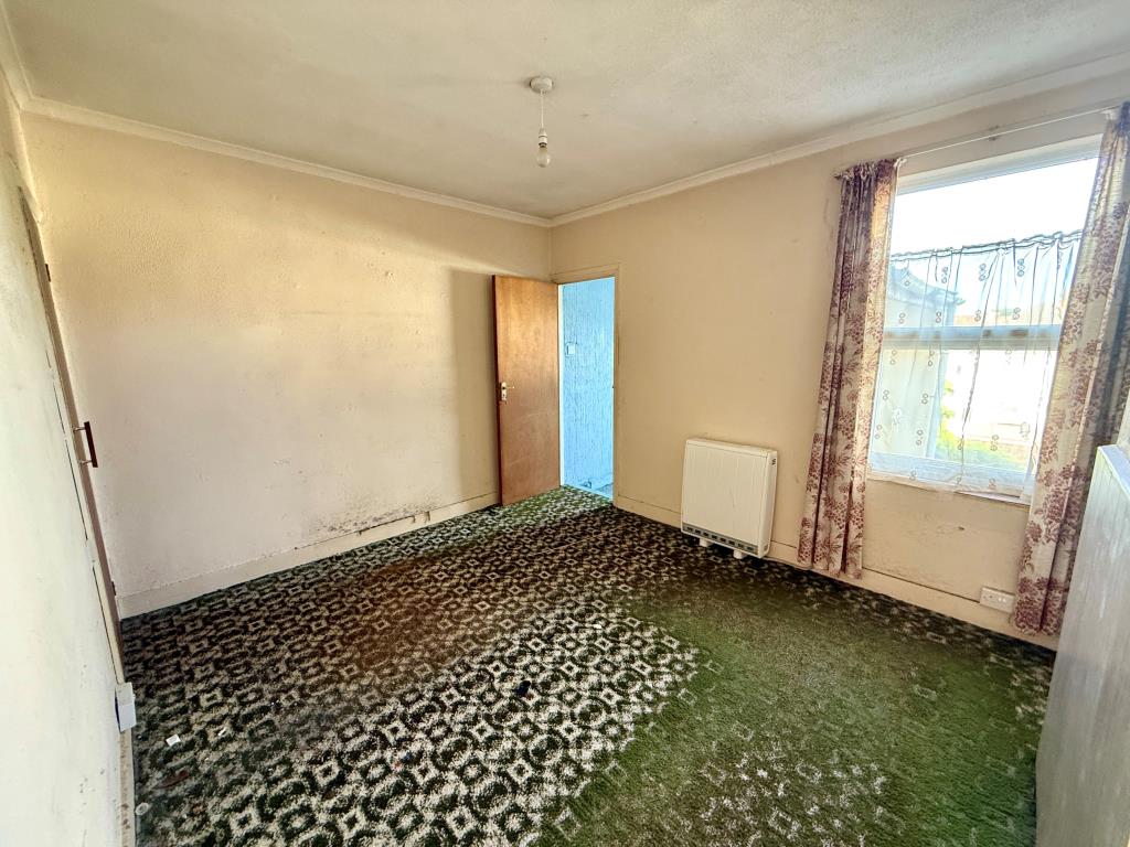 Lot: 156 - THREE-BEDROOM TERRACE HOUSE FOR IMPROVEMENT - Bedroom two
